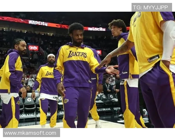 开拓者与湖人激战8月25日球迷期待精彩对决与历史交锋 开拓者与湖人激战8月25日球迷期待精彩对决与历史交锋